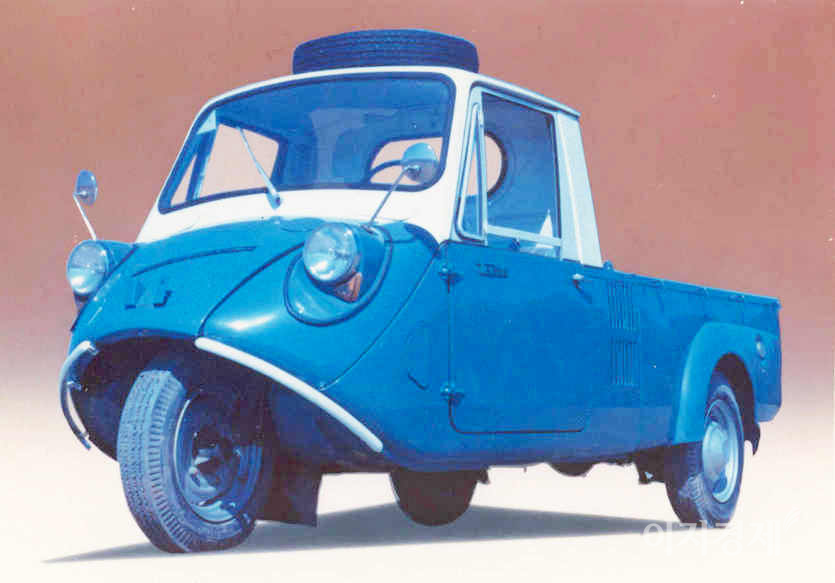 T600은 기아마스터(기아산업 전신)가 동양공업(현 마쓰다)과 기술제휴로 1969년 선보인 국내 마지막 삼륜화물차다.최대적재량이 기존 K-360보다 200㎏ 늘어난 500㎏으로 용달차로 인기를 끌었다. 일명 딸딸이로 불린 T600은 연비가 좋은 차량으로 자영업자가 애용했으며, 1974년까지 7742대가 생산됐다.T600은 배기량 577㏄ 엔진으로 최대출력 20마력, 최대토크 3.8㎏·m, 최고속도 75㎞/h 등을 구현했다.브리사는 1973년 8월에 적재량 500㎏의 픽업트럭이 먼저 나왔다.최근 나온 봉고 1톤 트럭(왼쪽 세 번째). 사진=이지경제 DB, 정수남 기자