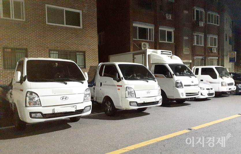 T600은 기아마스터(기아산업 전신)가 동양공업(현 마쓰다)과 기술제휴로 1969년 선보인 국내 마지막 삼륜화물차다.최대적재량이 기존 K-360보다 200㎏ 늘어난 500㎏으로 용달차로 인기를 끌었다. 일명 딸딸이로 불린 T600은 연비가 좋은 차량으로 자영업자가 애용했으며, 1974년까지 7742대가 생산됐다.T600은 배기량 577㏄ 엔진으로 최대출력 20마력, 최대토크 3.8㎏·m, 최고속도 75㎞/h 등을 구현했다.브리사는 1973년 8월에 적재량 500㎏의 픽업트럭이 먼저 나왔다.최근 나온 봉고 1톤 트럭(왼쪽 세 번째). 사진=이지경제 DB, 정수남 기자