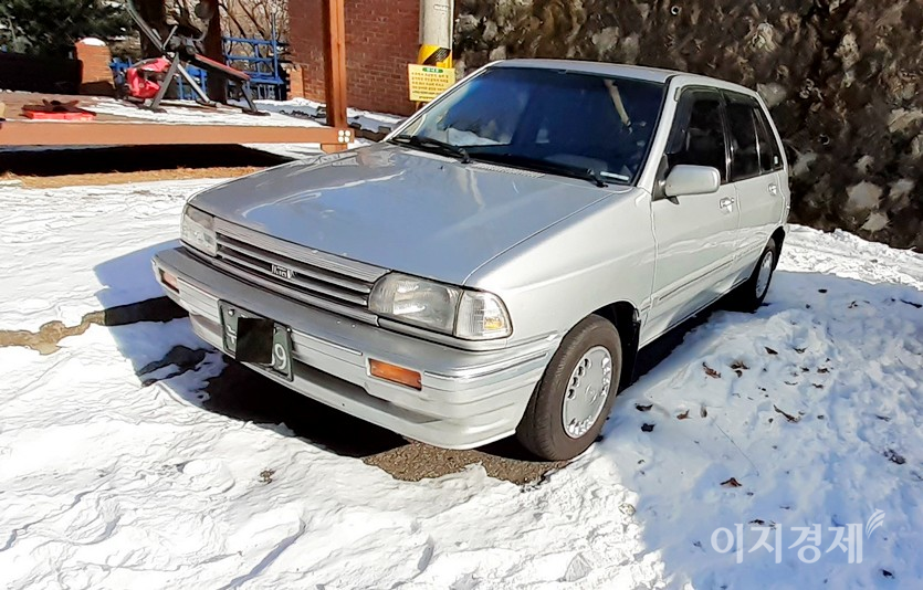 4= 프라이드는 1987년 3월부터 1999년 11월까지 생산 판매됐다. 1999년 11월 후속 리오가 출시되면서 단종됐다. 프라이드는 12년 동안 완전변경을 거치지 않은 유일한 차량이다.2005년 기아차는 프라이드를 재 출시했다. (위부터)프라이드 초기 모델과 2013년 모델. 사진=이지경제 DB, 정수남 기자