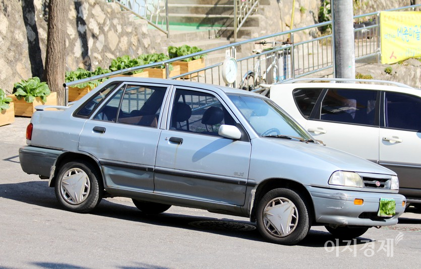 4= 프라이드는 1987년 3월부터 1999년 11월까지 생산 판매됐다. 1999년 11월 후속 리오가 출시되면서 단종됐다. 프라이드는 12년 동안 완전변경을 거치지 않은 유일한 차량이다.2005년 기아차는 프라이드를 재 출시했다. (위부터)프라이드 초기 모델과 2013년 모델. 사진=이지경제 DB, 정수남 기자