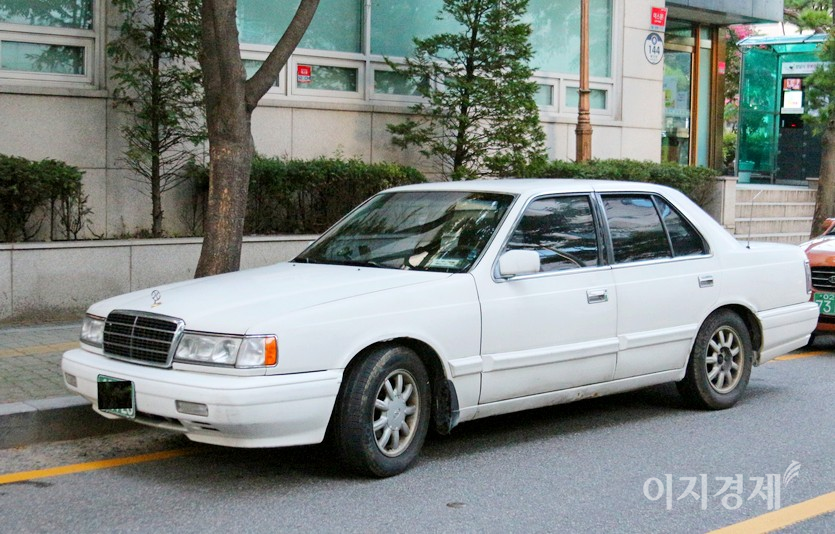 (위부터)캐피탈은 기아차가 1989년 3월부터 1996년 12월까지 생산 판매한 소형 세단이다. 포텐샤는 1992년 4월부터 2002년 5월까지 생산 판매된 후륜구동의 대형 세단이다.오피러스는 2003년 3월부터 2012년 5월까지 선보인 전륜구동 대형 세단이며. K시리즈로 대체됐다. 사진=이지경제 DB, 정수남 기자. 기아 화성공장에서 생산하다가 2009년부터 소하리 공장에서 생산됐다.   사진=이지경제 DB, 정수남 기자