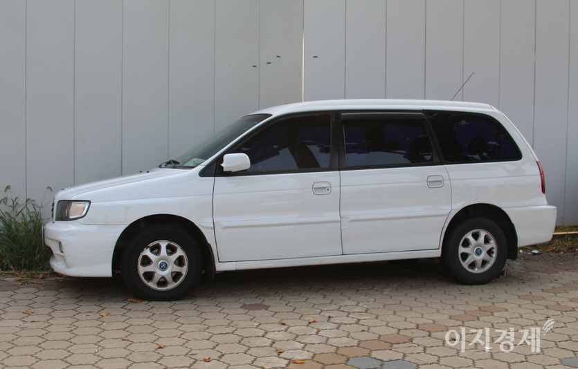 카스타는 1999년 4월부터ㅏ 2002년 10월까지 생산된 다목적 차량이다. 가솔린 엔진과 액화석유가스(LPG) 엔진을 지녔다. 사진=정수남 기자기아차의 인기 SUV 스포티지 1993년 7월 첫선을 보였다. 이후 2004년 2세대 모델(사진)인 아와이안 블루 색상의 모델이 큰 인기를 끌었다. 사진=정수남 기자당시 인기이던 쏘렌토. 사진=정수남 기자2010년 슈라이어 사장이 디자인한 3세대 스포티지R. 하와이안 블루와 힘께 차를 타기 위해서는 2개월 이상을 기다려야 했다. 사진=정수남 기자2016년 선보인 니로. 역시 슈라이어 사장의 곡선이 보인다. 사진=기아차