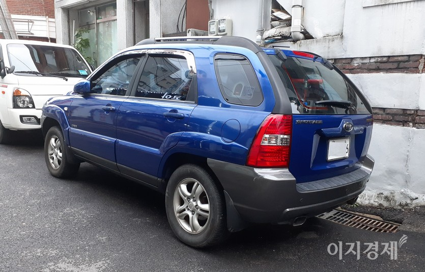 카스타는 1999년 4월부터ㅏ 2002년 10월까지 생산된 다목적 차량이다. 가솔린 엔진과 액화석유가스(LPG) 엔진을 지녔다. 사진=정수남 기자기아차의 인기 SUV 스포티지 1993년 7월 첫선을 보였다. 이후 2004년 2세대 모델(사진)인 아와이안 블루 색상의 모델이 큰 인기를 끌었다. 사진=정수남 기자당시 인기이던 쏘렌토. 사진=정수남 기자2010년 슈라이어 사장이 디자인한 3세대 스포티지R. 하와이안 블루와 힘께 차를 타기 위해서는 2개월 이상을 기다려야 했다. 사진=정수남 기자2016년 선보인 니로. 역시 슈라이어 사장의 곡선이 보인다. 사진=기아차