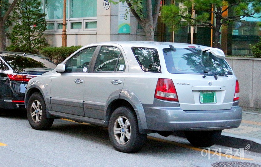 카스타는 1999년 4월부터ㅏ 2002년 10월까지 생산된 다목적 차량이다. 가솔린 엔진과 액화석유가스(LPG) 엔진을 지녔다. 사진=정수남 기자기아차의 인기 SUV 스포티지 1993년 7월 첫선을 보였다. 이후 2004년 2세대 모델(사진)인 아와이안 블루 색상의 모델이 큰 인기를 끌었다. 사진=정수남 기자당시 인기이던 쏘렌토. 사진=정수남 기자2010년 슈라이어 사장이 디자인한 3세대 스포티지R. 하와이안 블루와 힘께 차를 타기 위해서는 2개월 이상을 기다려야 했다. 사진=정수남 기자2016년 선보인 니로. 역시 슈라이어 사장의 곡선이 보인다. 사진=기아차