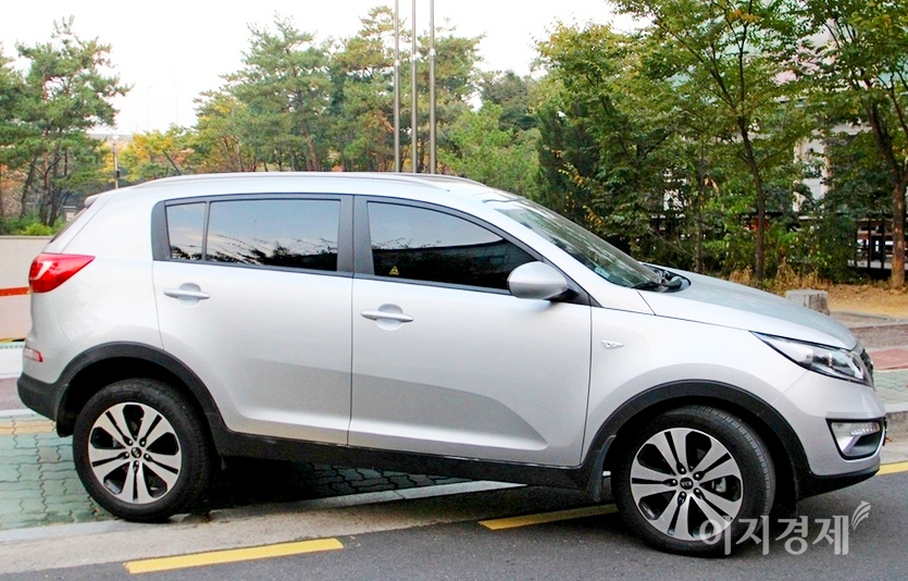 카스타는 1999년 4월부터ㅏ 2002년 10월까지 생산된 다목적 차량이다. 가솔린 엔진과 액화석유가스(LPG) 엔진을 지녔다. 사진=정수남 기자기아차의 인기 SUV 스포티지 1993년 7월 첫선을 보였다. 이후 2004년 2세대 모델(사진)인 아와이안 블루 색상의 모델이 큰 인기를 끌었다. 사진=정수남 기자당시 인기이던 쏘렌토. 사진=정수남 기자2010년 슈라이어 사장이 디자인한 3세대 스포티지R. 하와이안 블루와 힘께 차를 타기 위해서는 2개월 이상을 기다려야 했다. 사진=정수남 기자2016년 선보인 니로. 역시 슈라이어 사장의 곡선이 보인다. 사진=기아차