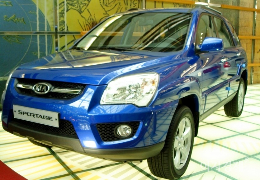 카스타는 1999년 4월부터ㅏ 2002년 10월까지 생산된 다목적 차량이다. 가솔린 엔진과 액화석유가스(LPG) 엔진을 지녔다. 사진=정수남 기자기아차의 인기 SUV 스포티지 1993년 7월 첫선을 보였다. 이후 2004년 2세대 모델(사진)인 아와이안 블루 색상의 모델이 큰 인기를 끌었다. 사진=정수남 기자당시 인기이던 쏘렌토. 사진=정수남 기자2010년 슈라이어 사장이 디자인한 3세대 스포티지R. 하와이안 블루와 힘께 차를 타기 위해서는 2개월 이상을 기다려야 했다. 사진=정수남 기자2016년 선보인 니로. 역시 슈라이어 사장의 곡선이 보인다. 사진=기아차