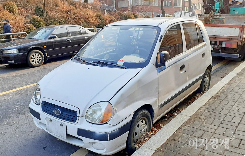 (위부터)1997년 12월부터 2000년 11월까지 판매된 슈마는1500㏄와 1800㏄ 가솔린 엔진을 실었으며, 스펙트라 윙으로 변경됐다.1999년 4월부터 2004년 1월까지 생산된 전륜구동 경차인 비스토는 모닝의 전신이다. 차체가 레이를 닮았다. 사진=정수남 기자