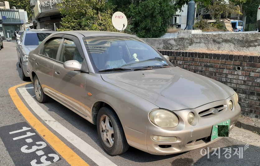 (위부터)1997년 12월부터 2000년 11월까지 판매된 슈마는1500㏄와 1800㏄ 가솔린 엔진을 실었으며, 스펙트라 윙으로 변경됐다.1999년 4월부터 2004년 1월까지 생산된 전륜구동 경차인 비스토는 모닝의 전신이다. 차체가 레이를 닮았다. 사진=정수남 기자