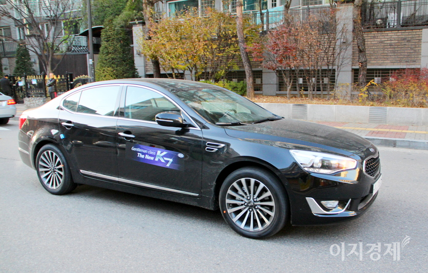 기아차는 2009년 대형 세단 (위부터)K7을 선보인데 이어 2012년 소형 K3와 K5를 내놨다. K5는 2019년 모델이다.2017년 나온 대형 세단 K9과 올해 중반 나온 K8. 사진=정수남 기자