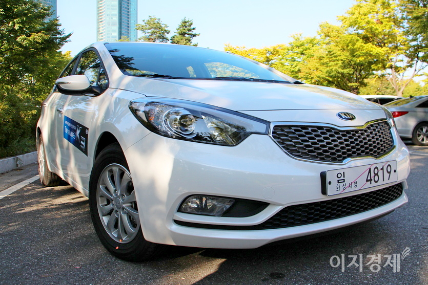 기아차는 2009년 대형 세단 (위부터)K7을 선보인데 이어 2012년 소형 K3와 K5를 내놨다. K5는 2019년 모델이다.2017년 나온 대형 세단 K9과 올해 중반 나온 K8. 사진=정수남 기자