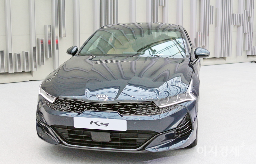 기아차는 2009년 대형 세단 (위부터)K7을 선보인데 이어 2012년 소형 K3와 K5를 내놨다. K5는 2019년 모델이다.2017년 나온 대형 세단 K9과 올해 중반 나온 K8. 사진=정수남 기자