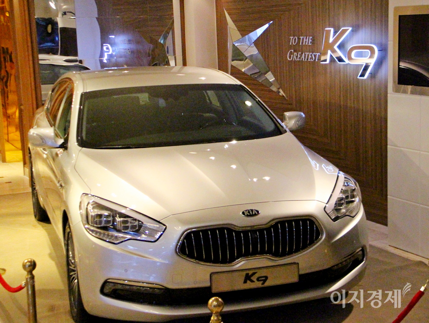 기아차는 2009년 대형 세단 (위부터)K7을 선보인데 이어 2012년 소형 K3와 K5를 내놨다. K5는 2019년 모델이다.2017년 나온 대형 세단 K9과 올해 중반 나온 K8. 사진=정수남 기자