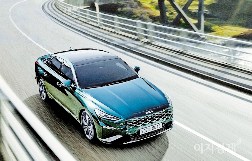(위부터)2017년 나온 대형 세단 K9와 올해 중반 나온 K8. 사진=정수남 기자, 기아차