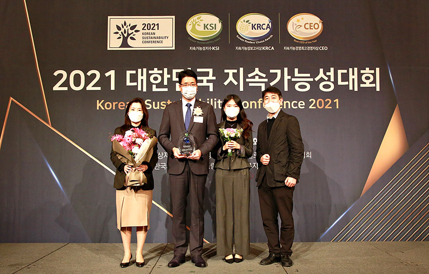 롯데홈쇼핑은 최근 한국표준협회가 주관한 ‘2021년 대한민국 지속가능성 대회’에서 2년 연속 홈쇼핑 부문 우수기업 1위를 수상했다고 14일 밝혔다. 이미지=롯데홈쇼핑