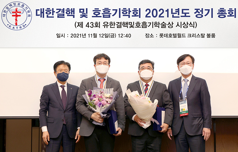 올해 유한 결핵 및 호흡기 학술상 영예는 용석중 원주세브란스병원 호흡기내과 교수와 인광호 고려의대 호흡기내과 교수에게 돌아갔다. 조욱제사장_이승룡교수(대리수상)_용석중교수_권오정회자. 사진=유한양행