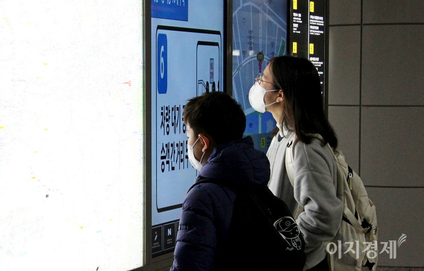 남매로 보이는 청소년이 서울지하철 9호선 석촌역에서 지하철 노선도를 보고 있다. 사진=이승렬 기자
