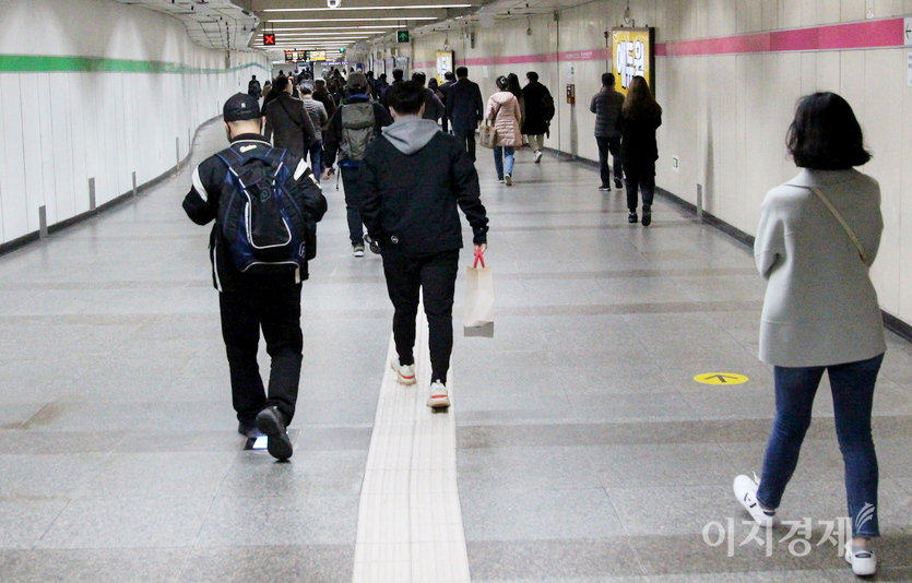 지하철 2호선에서 8호선으로 갈아타는 환승로. 감염병 이전처럼 환승객이 많다. 사진=이승렬 기자