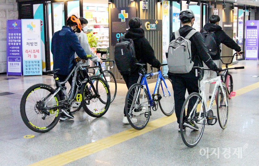 8호선 잠실 역사에는 주말을 맞아 친구들끼리 자전거를 타기 위해 나온 고등학생들도 보인다. 사진=이승렬 기자