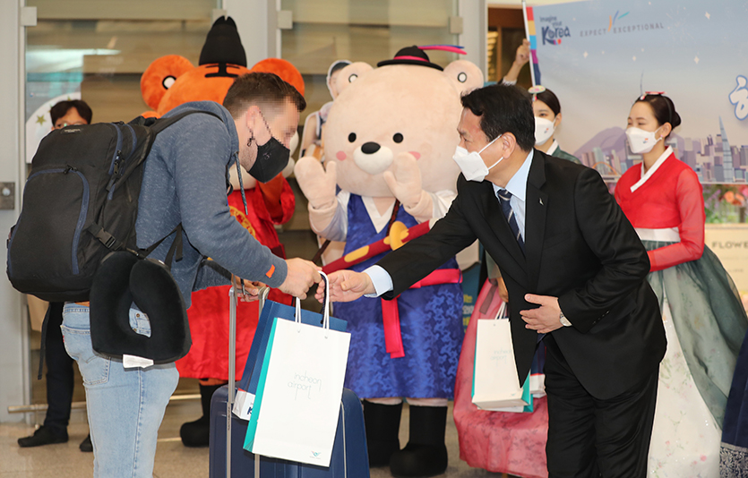 인천국제공항공사는 ‘인천공항 웰컴 백 이벤트’를 시행, 여행안전권역(트래블버블)인 싱가포르 여행객 환영행사를 진행했다. 싱가포르와의 트래블 버블 개시 이후 처음으로 한국을 방문하는 입국여객 환영 행사. 사진=인천국제공항공사