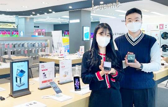 전자랜드 용산 본점에서 고객이 자급제 단말기를 살피고 있다. 사진=전자랜드