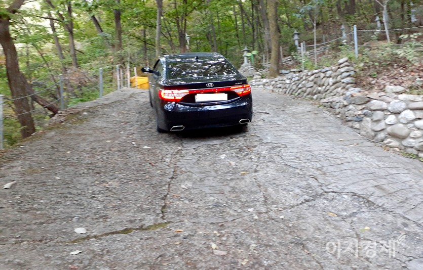 2011년 선보인 5세대 그랜저HG 240이다. 2400㏄ 가솔린 엔진은 201마력의 힘을 낸다. 최대토크는 25.5㎏·m이다. 사진=이승렬 기자