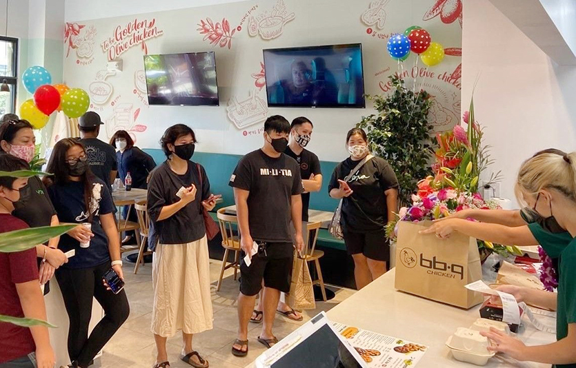 치킨 프랜차이즈 제너시스BBQ가 이달 15일 세계적 휴양도시 미국 하와이 호놀룰루시 카할라  지역에 BBQ 쿠오노몰점을  112.39㎡(34평)의 규모로 오픈했다. 사진=제너시스BBQ