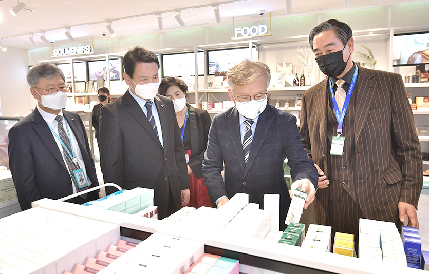 중소벤처기업부는 인천국제공항 면세점에 중소기업 제품 전용판매장 3곳을 열고 우수 중소기업 제품 판매를 시작한다. 인천공항 중소기업 전용 면세점 개점 기념 현장. 사진=인천국제공항공사