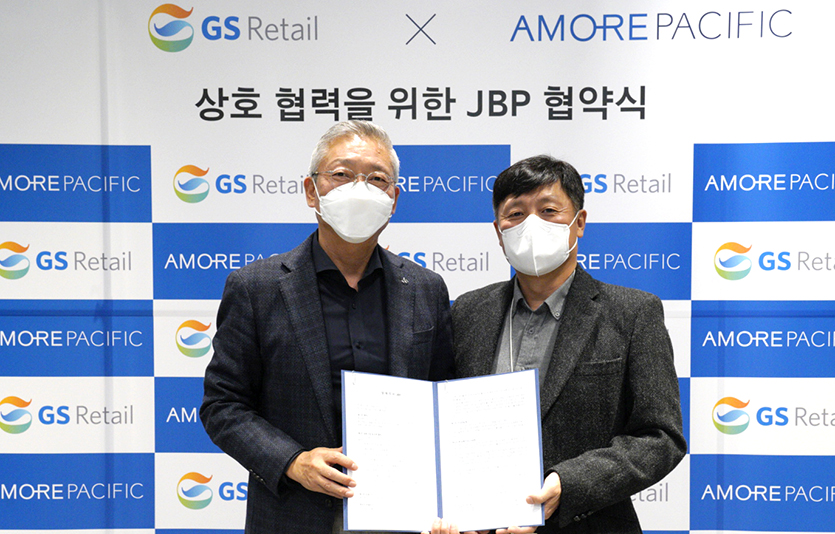 (오른쪽부터) 박영훈 GS리테일 디지털커머스BU장 부사장과 안세홍 아모레퍼시픽 대표이사가 GS샵과 아모레퍼시픽 JBP협약식을 마치고 기념촬영을 하고 있다. 사진=GS리테일