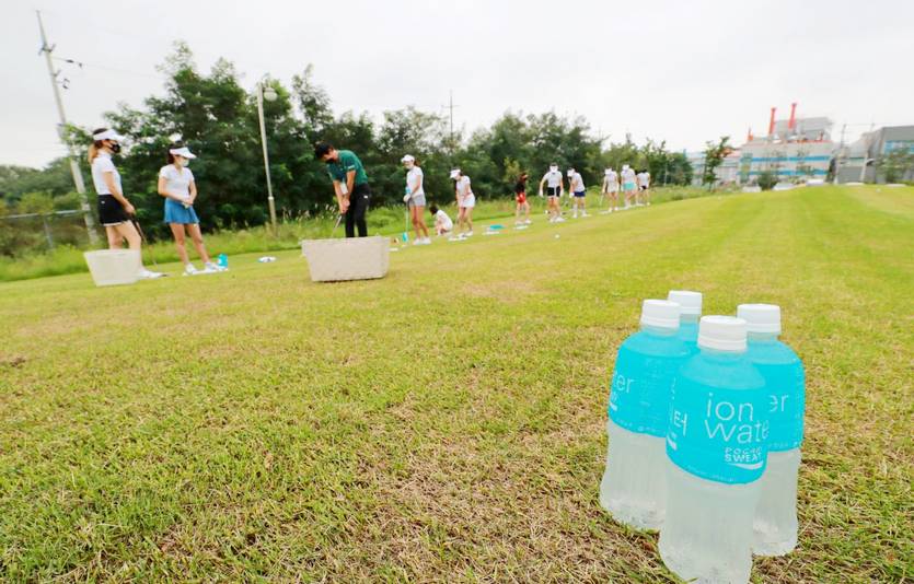 동아오츠카는 고급 저칼로리 수분보충음료 포카리스웨트 이온워터를 통해 2030 골퍼를 공략한다. 사진=동아오츠카