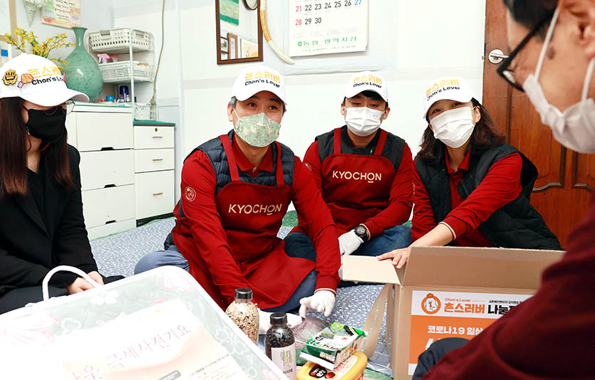 조은기 교촌에프앤비㈜ 총괄사장(왼쪽 두번째)이 16일(화) 서울시 도봉구에 위치한 방아골종합사회복지관에서 치킨 나눔 활동에 참석, 임직원들과 함께 지역 내 가정을 방문해 치킨과 식료품 키트를 전달하고 있다. 사진=교촌에프앤비