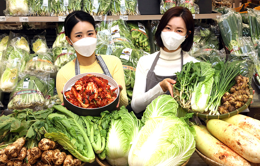 이마트도 18~24일 1주일간 김장재료 할인전을 열고, 신세계 포인트 회원에게 배추와 무, 깐마늘 등 김장 재료를 최대 30% 할인한다. 사진=이마트