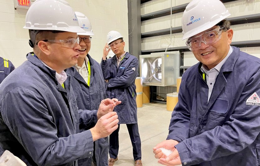 SK지오센트릭 (오른쪽부터)나경수 사장과 퓨어사이클 테크놀로지 더스틴 올슨 마케팅 최고관리자(CMO)가 재활용 플라스틱에 대해 이야기를 나누고 있다. 사진=SK지오센트릭