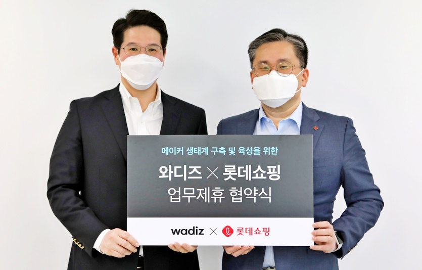 (오른쪽부터)정경운 롯데쇼핑 전략기획부문장과 신혜성 와디즈 대표가 협약 체결 후 기념 사진을 찍고 있다. 사진=롯데쇼핑