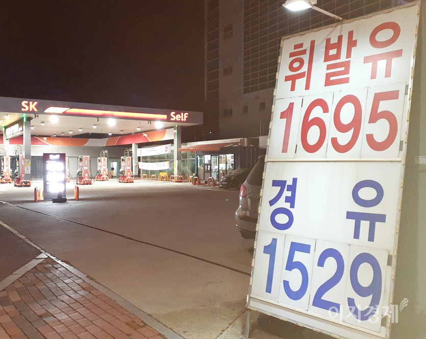 경기도 성남시 중원구에 있는 한 셀프주유소의 9일과 12일 유가. 3일 사이 휘발유는 15.3%(290원), 경유는 3.7%(59원) 각각 내렸다. 사진=김진이 기자