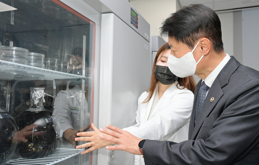 김강립(오른쪽) 처장이 풀무원기술원 연구원의 설명을 듣고 있다. 사진=식약처