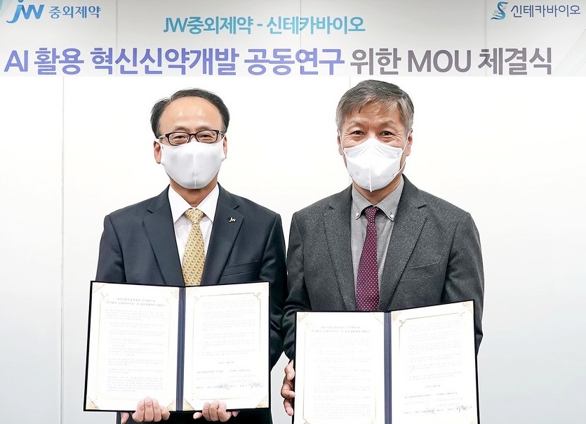 JW중외제약 (왼쪽부터)이성열 대표이사와 신테카바이오 정종선 대표이사가 협약 체결 후 기념사진을 찍고 있다. 사진=중외제약