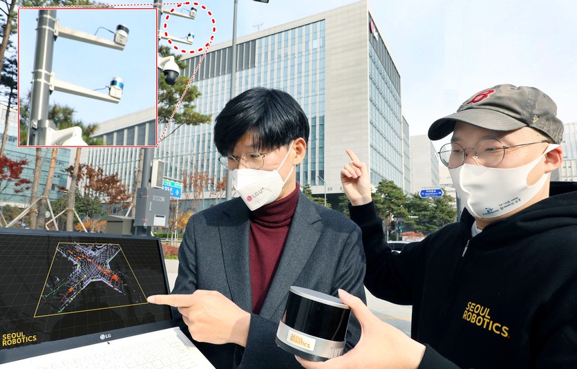 LG유플러스 서울 마곡사옥 앞 교차로에 설치된 LiDAR 센서를 (왼쪽부터)주영준 LG유플러스 차세대기술Lab장과 이한빈 서울로보틱스 대표가 살피고 있다. 사진=LG유플러스