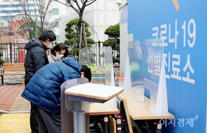 26일 0시 기준 국내 발생 코로나19 신규 확진자는 10만770명으로 전날 대비 494명 증가했다. 강북성심병원 선별진료소. 사진=김보람 기자