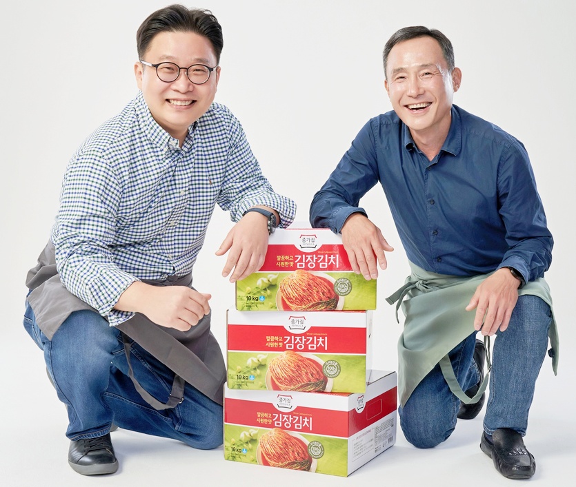 (왼쪽부터)서경덕 교수와 대상 식품사업총괄 박용주 사장이 기념사진을 찍고 있다. 사진=대상