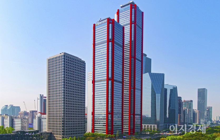 NH투자증권이 기대 이상의 실적 달성으로 연말 역대급 배당이 이뤄질 것으로 전망된다. 서울 여의도에 있는 NH투자증권 전경. 사진=이지경제