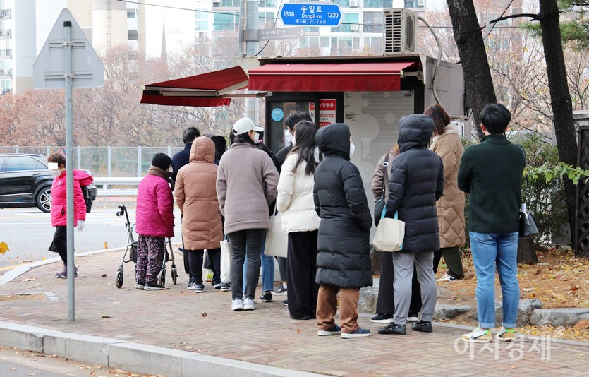 서울시 노원구와 도봉구를 가르는 동일로, 지하철 7호선 중계역 구간에 있는 노점 호떡집이다. 갑작스러운 추위에 두꺼운 외투로 몸을 꽁꽁 싸매고 즉석 호떡을 사기 위해 줄이 길다. 이날 서울의 낮 최고 기온은 4℃지만, 강한 바람이 불어 체감온도는 영하를 보였다. 사진=정수남 기자