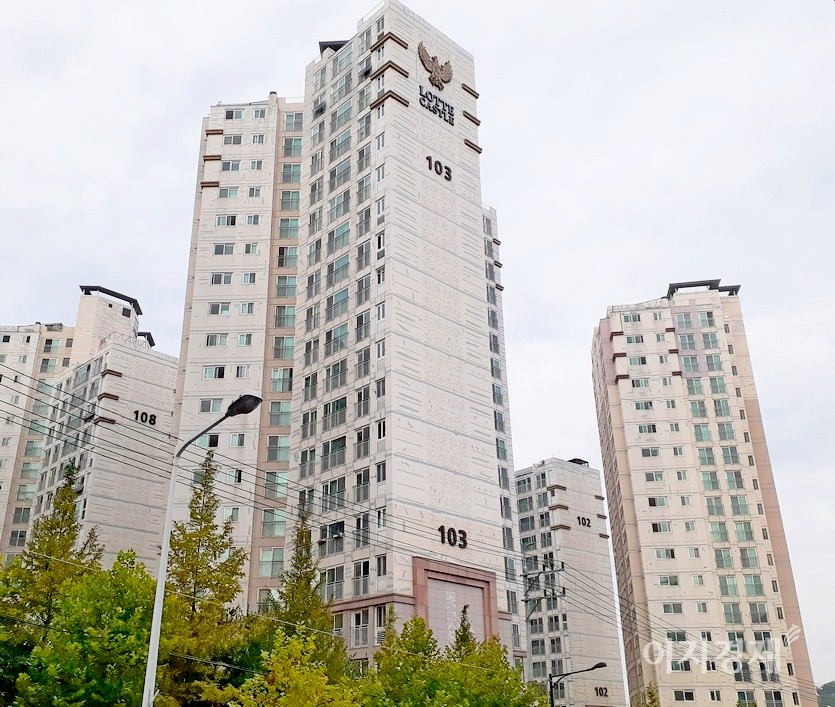 롯데건설은 국내 선전으로 올해 탁월한 실적을 거뒀다. 롯데건설의 브랜드 아파트 롯데캐슬이 한국 서비스 대상에서 2003년부터 올해까지 18년 연속 1위를 차지했다. 사진=이지경제