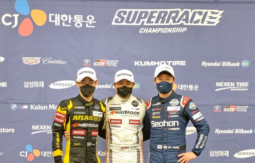 김종겸(가운데) 선수가 8라운드 우승과 함께 종합 우승을 차지했다. 사진=한국타이어