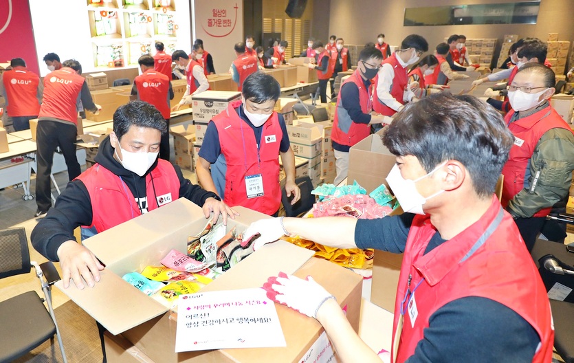 LG유플러스 임직원과 협력사 자원봉사자 등이 사랑의 꾸러미를 제작하고 있다. 사진=LG유플러스