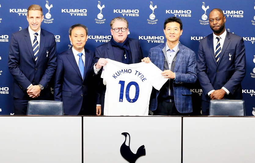 영국 토트넘 훗스퍼 스타디움에서 금호타이어 조남화 금호타이어 유럽영업담당 전무(왼쪽 네 번째), 이강승 G.마케팅담당 상무(왼쪽 두 번째) 등이 토트넘 관계자 등과 협약 체결 후 기념사진을 찍고 있다. 사진=금호타이어