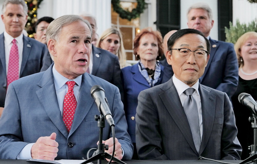 (오른쪽부터)김기남 삼성전자 부회장과 그랙 애벗 텍사스 주지사가 공장 건설을 발표하고 있다. 사진=삼성전자