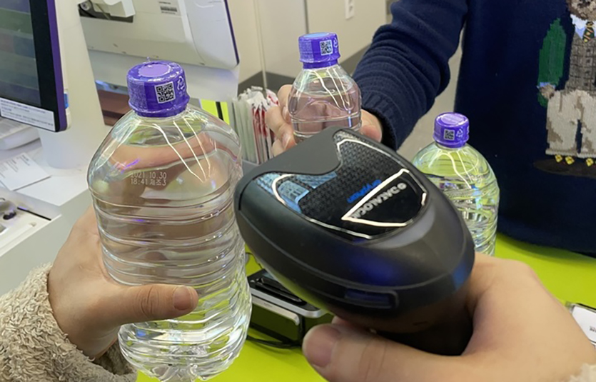 BGF리테일이 운영하는 편의점 CU는 자체 브랜드(PB) 생수병을 감싸던 라벨을 없앴다. 사진=BGF리테일 