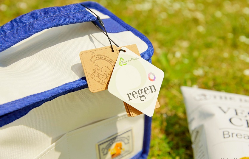 효성티앤씨는 친환경 섬유 ‘리젠’을 통해 국내 인기 브랜드와의 협업한다. 카카오프렌즈 협업해 만든 친환경 리젠 보냉백. 사진=효성