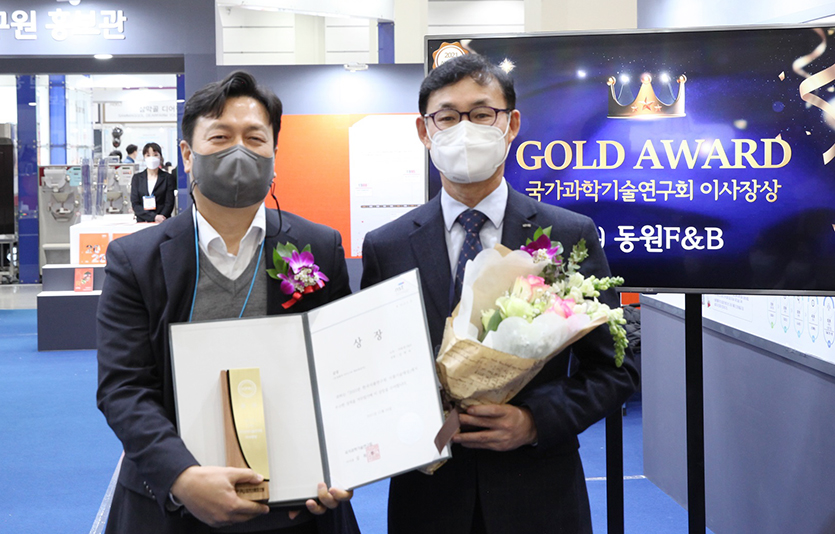 권순희 동원F&B 식품과학연구원장(왼쪽)과 백형희 한국식품연구원장(오른쪽)이 24일 코엑스에서 열린 ‘2021년도 한국식품연구원 식품기술대상 시상식’에서 기념 촬영을 하고 있다. 사진=동원F&B 