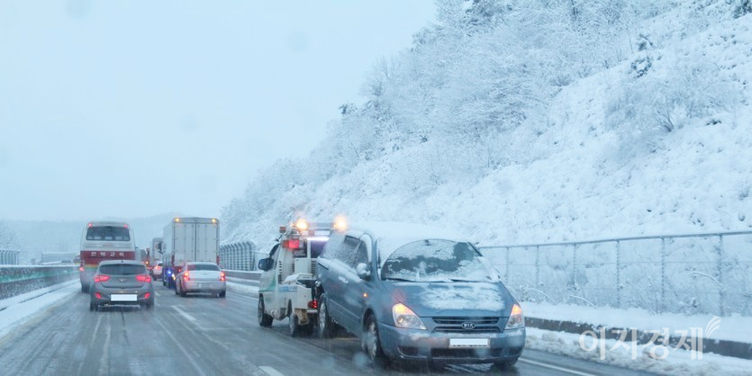 서천당진 고속국도에 많은 눈이 내려 사계절용 타이어를 장착한 차량들이 서행하고 있다. 사진=정수남 기자